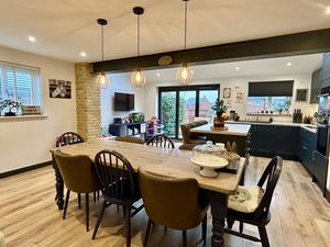 Kitchen/Diner/Family Room- click for photo gallery